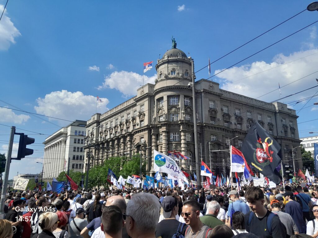 I vlast i opozicija su deo problema
